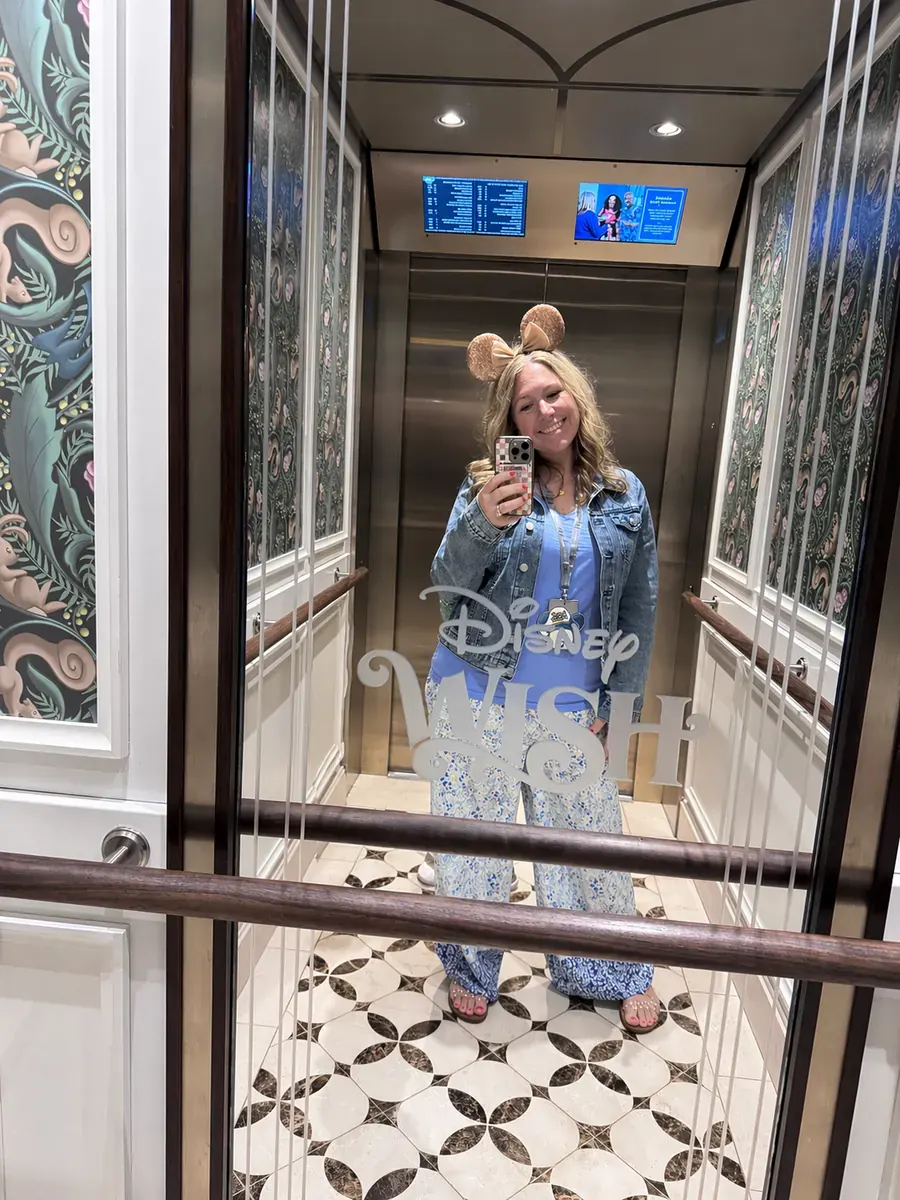 Amber taking a mirror selfie inside the Disney Wish